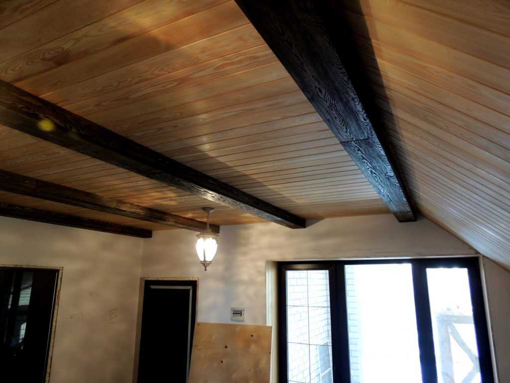 Можно ли устанавливать натяжные потолки на кухне, каковы их преимущества и недостатки?