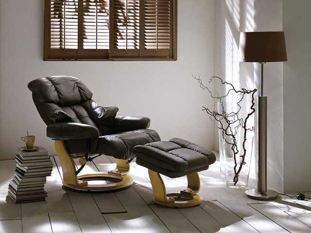 Кресла с подставкой для ног: с выдвижной подставкой и с банкеткой, мягкие модели с откидной спинкой и встроенной подставкой, другие