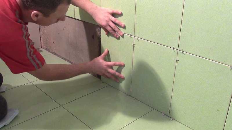 Укладка плитки на кирпичную стену без штукатурки: как клеить в ванной