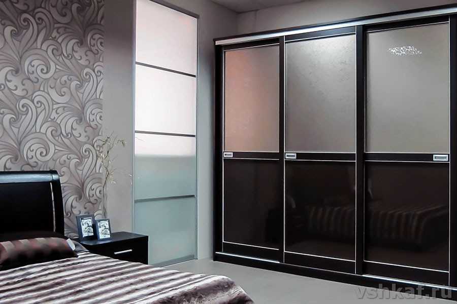 Шкаф-витрина (64 фото): угловые модели со стеклом и подсветкой в гостиной, модные узкие модели со стеклянными дверками