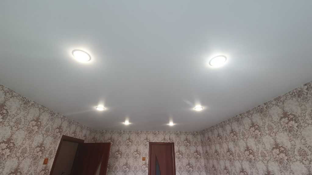 Белый матовый натяжной потолок (31 фото): покрытия в спальне и других помещениях дома