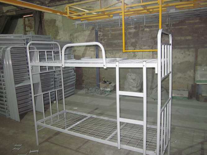 Двухъярусная кровать для рабочих: железные и металлические модели для строителей