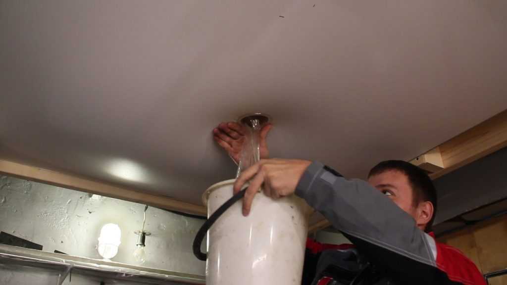Как самому слить воду с натяжного потолка? фото- и видеоинструкция для самостоятельного устранения проблемы