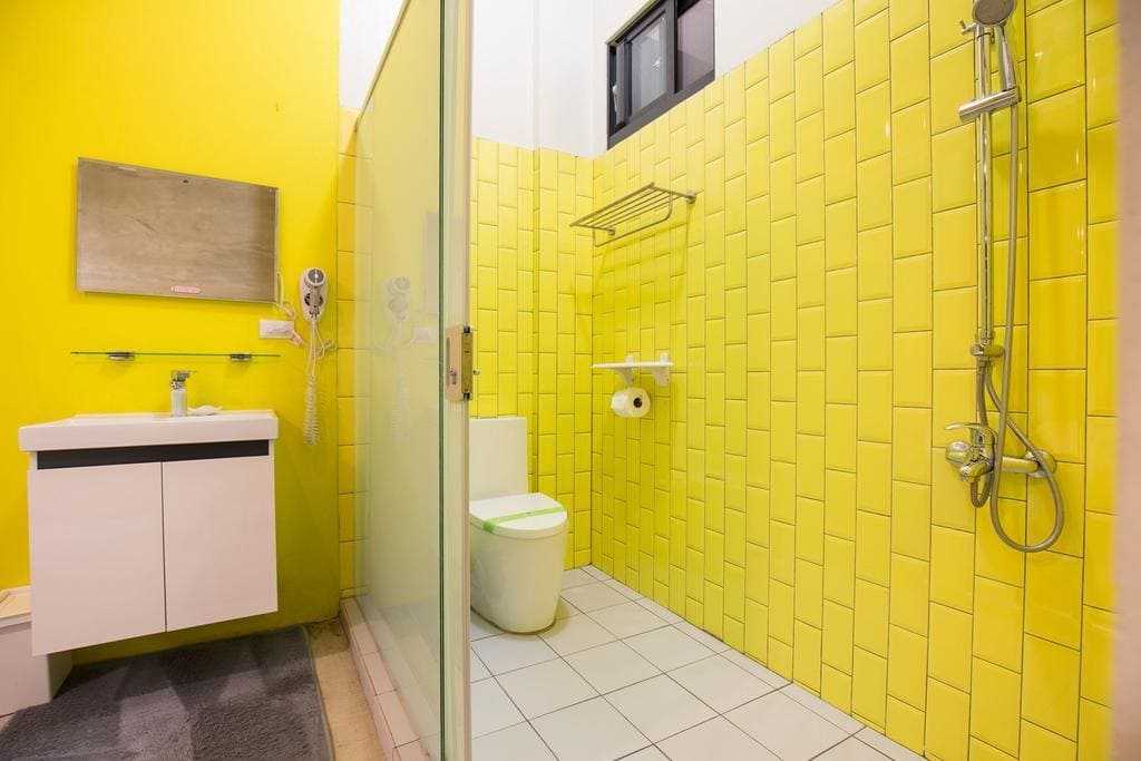 Плитка в ванной цвет затирки. Желтая плитка. Белая плитка с желтой затиркой. Белая плитка с цветной затиркой. Цветная затирка для плитки.