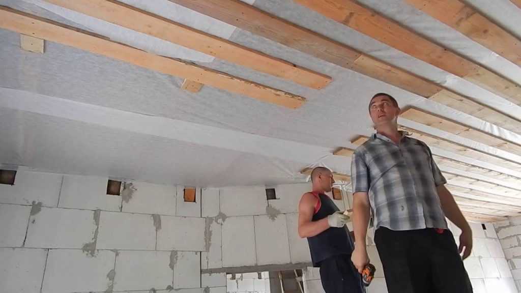 Как правильно подшить доской черновой потолок?