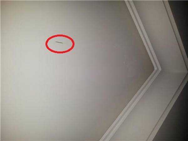 Как отремонтировать натяжной потолок после прокола или пореза?