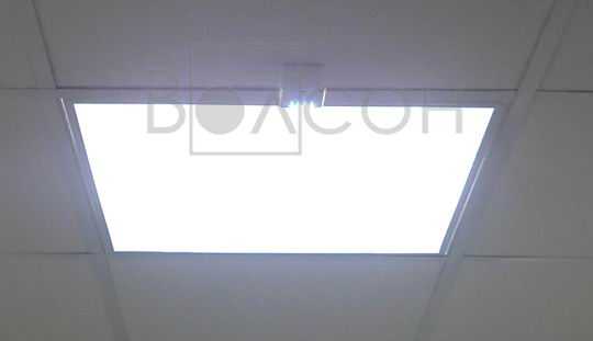 Варианты освещения комнаты с натяжным потолком: точечные, встраиваемые и накладные светильники, а так же их расположение на натяжном потолке