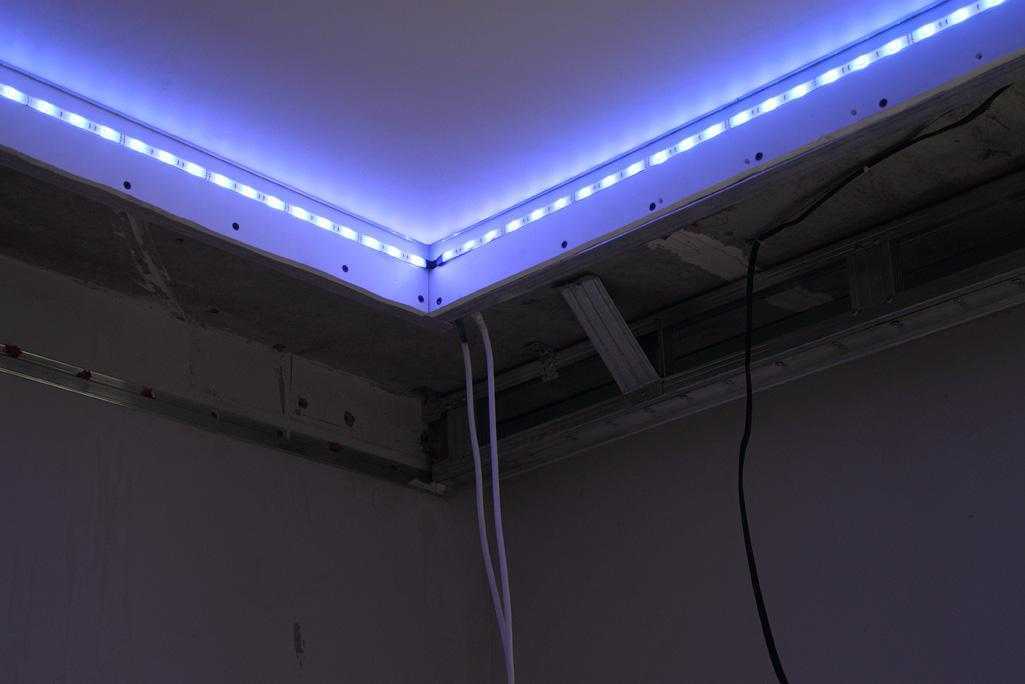 Подсветка потолка светодиодной лентой под плинтусом