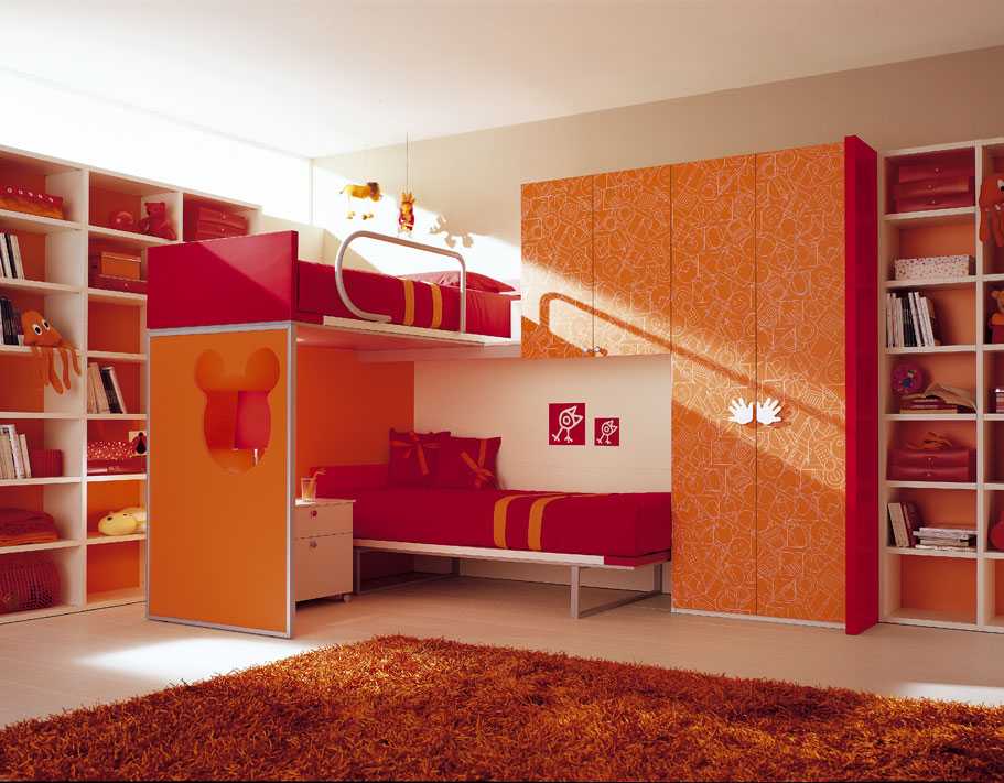 Двухъярусная кровать (76 фото): низкие двухэтажные модели со складной лестницей и комодом, детские конструкции со столом и шкафом, отзывы