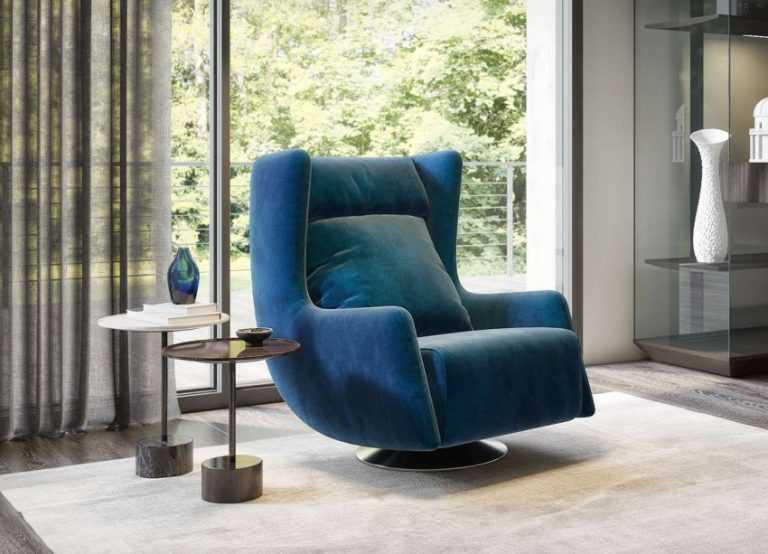 Кресла для гостиной (46 фото): мягкие классические модели для залов, примеры в интерьере со столиком, разновидности с высокой и низкой спинкой