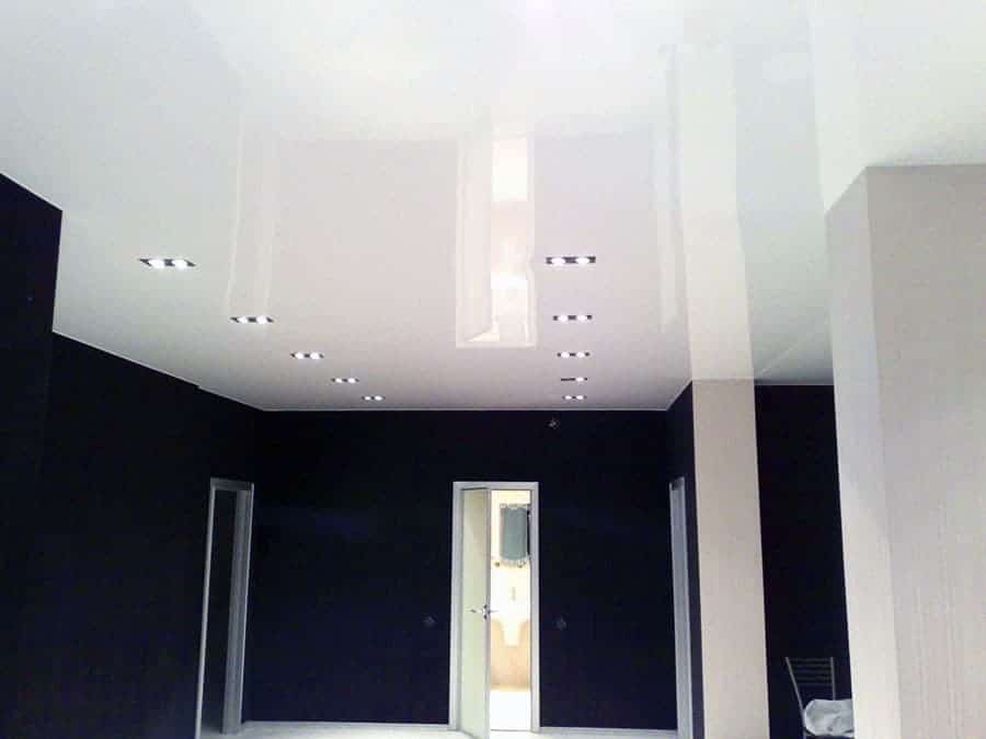 Серый потолок в интерьере: дизайн, виды (матовый, глянец, сатин), освещение, сочетание со стенами