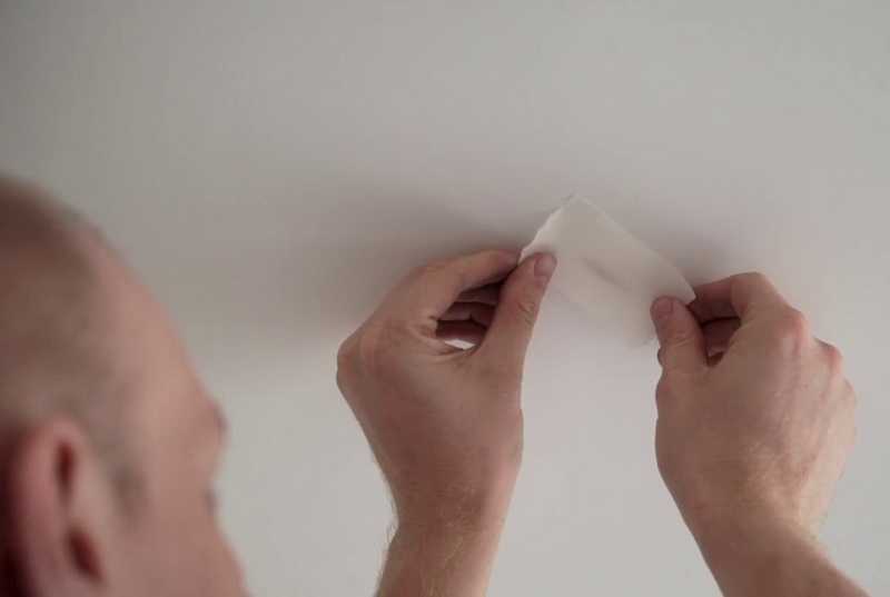 Как заделать дырку в натяжном потолке? чем заклеить отверстие, что делать, если покрытие продырявили, как можно починить своими руками