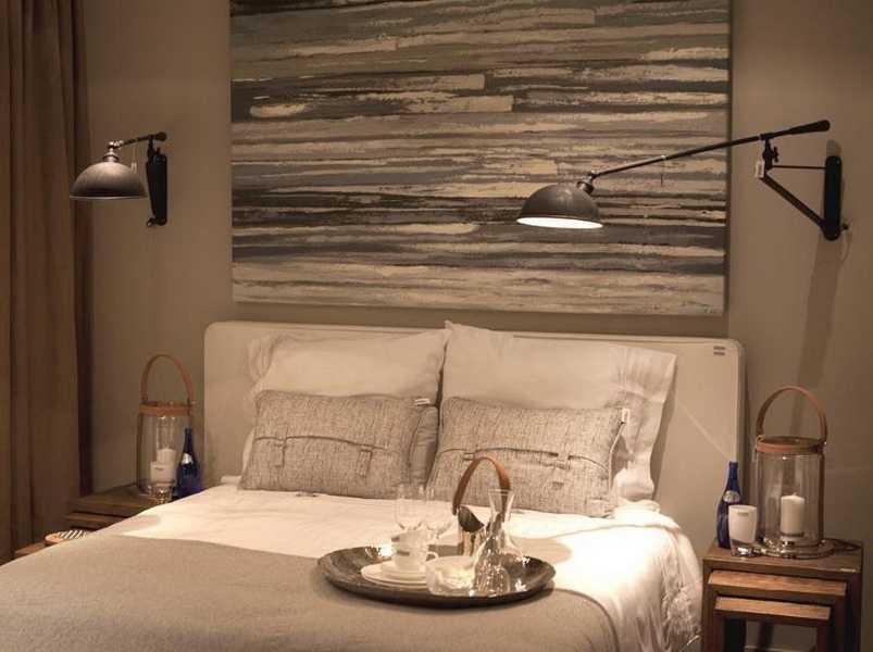 Прикроватные бра (49 фото): настенный светильник в спальне для чтения на кровати