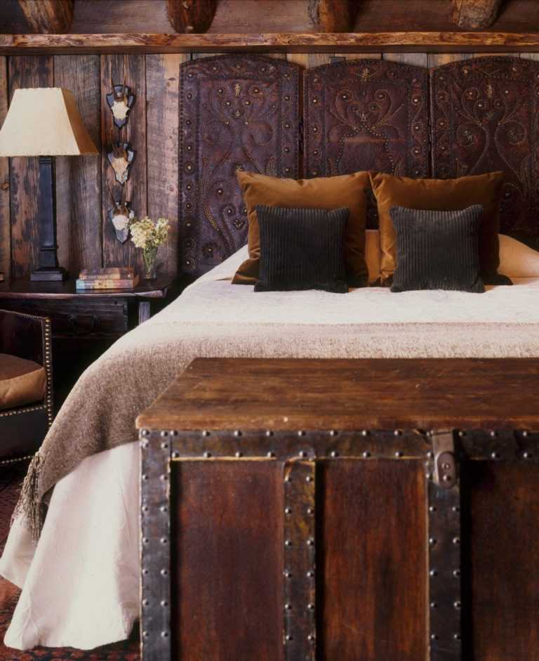 Кожаные кровати (39 фото): современные мягкие модели из натуральной кожи, красная и коричневая обивка со стразами в интерьере