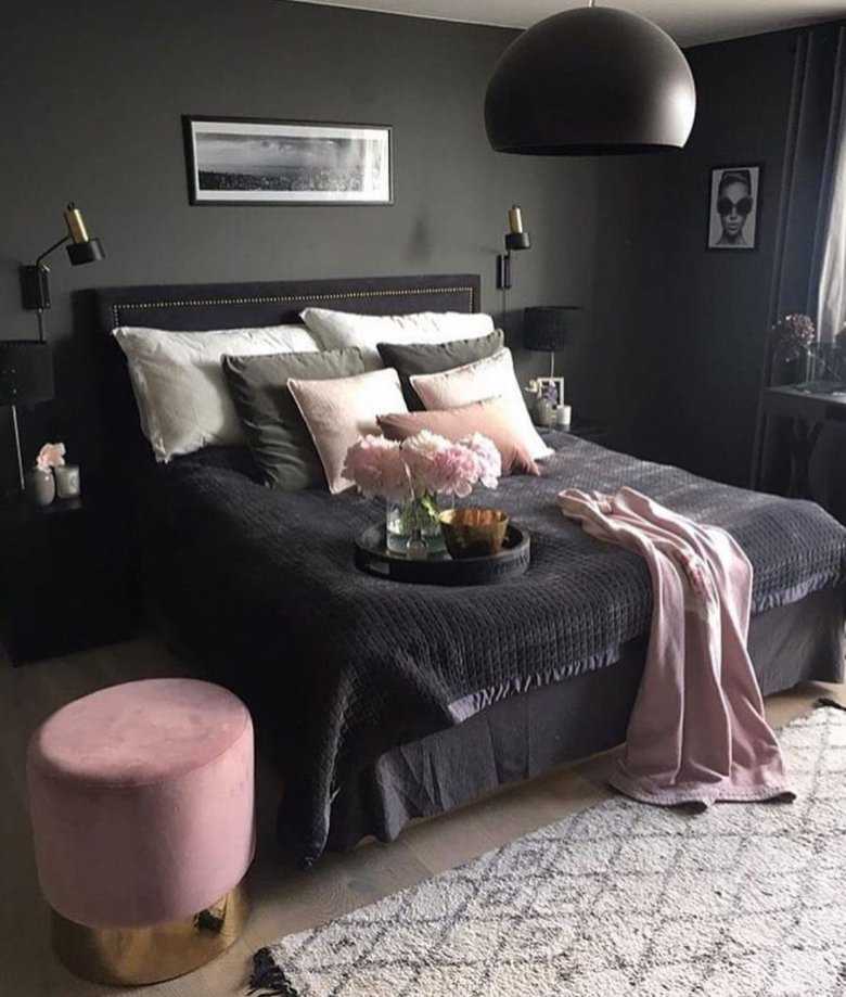 Черная кровать может стать эффектным и привлекательным элементом дизайна интерьера спальни Как сформировать гармоничный интерьер спальни с кожаной и глянцевой кроватью черного цвета Из каких материалов изготавливается такая мебель