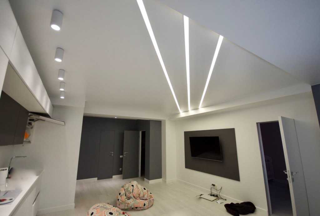 Натяжной потолок с подсветкой (87 фото): многоуровневые конструкции со светодиодной лентой по периметру внутри и изнутри