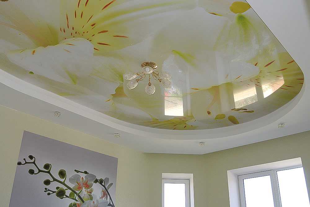 Двухцветные натяжные потолки: виды, сочетания, дизайн, формы спаек двух цветов, фото в интерьере