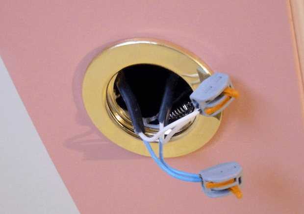 Установка светильников в гипсокартон: монтаж встроенных точечных светильников, диаметр встраиваемых приборов освещения для гипсокартона