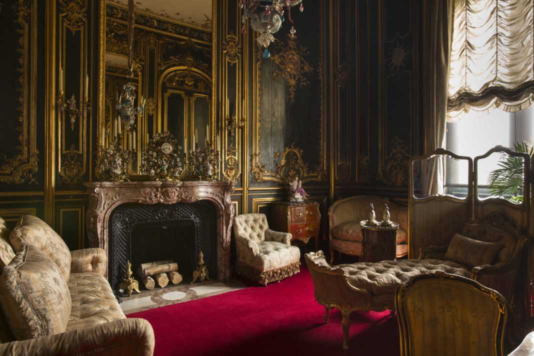 Консоли в современном стиле (30 фото): подвесные модели под телевизор, для гостиной, белые и золотые, другие в стиле современная классика