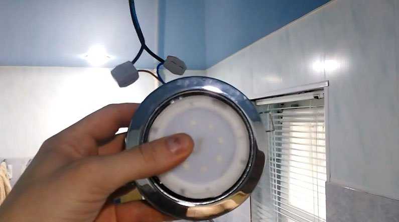 Как поменять лампочку в подвесном потолке в споте: видеоинструкция — remont-om