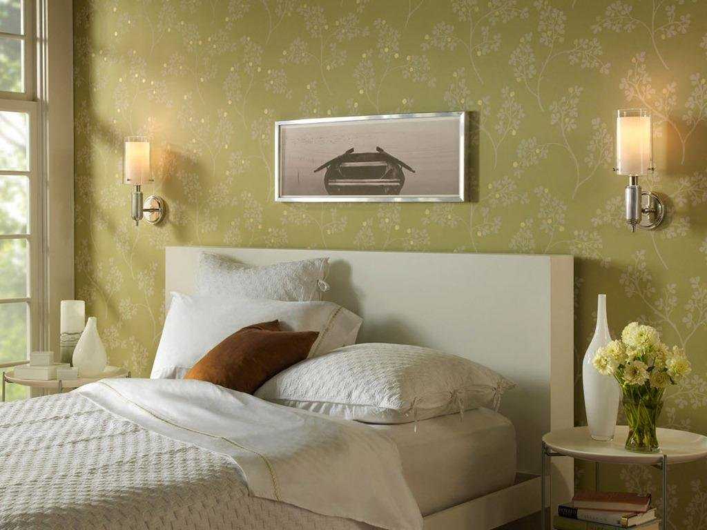 Правильное расположение бра над кроватью в спальне