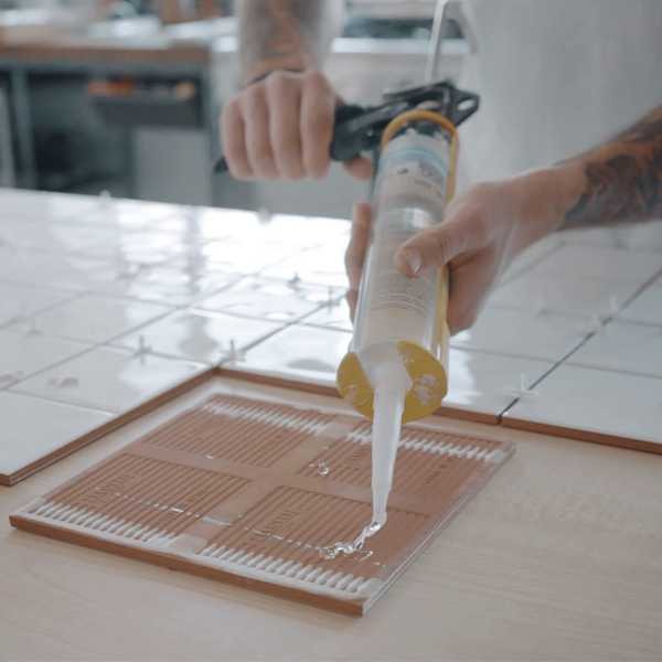 Жидкие гвозди для керамической плитки: можно ли приклеить гипсовую плитку, клей для укладки кафельных покрытий, как правильно класть