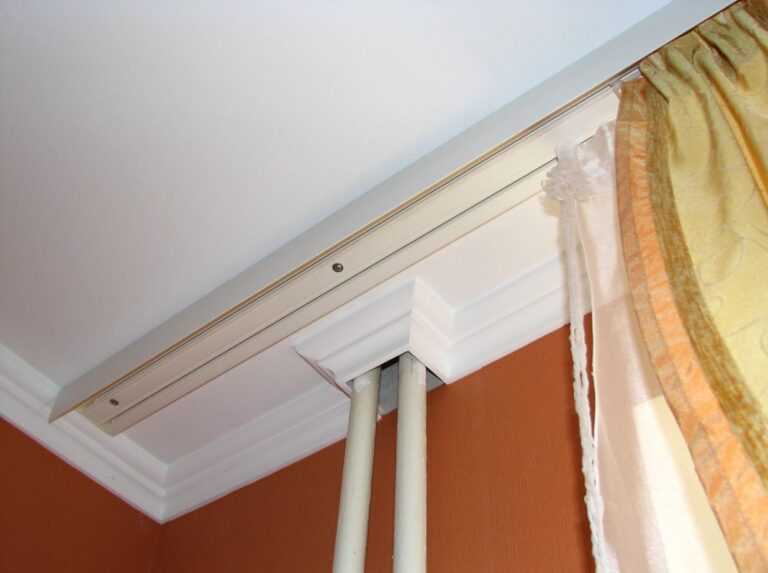 Ниша для штор в натяжном потолке (34 фото): какого размера делать для выпадающих штор, выемка под карниз из гипсокартона, закарнизная ниша под занавеску