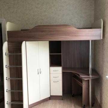 Двухъярусные кровати со столом (46 фото): кровать-трансформер со шкафом и выдвижным столом внизу