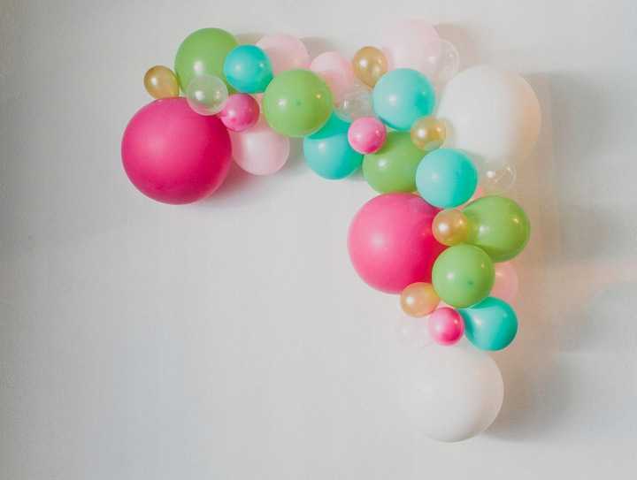 Гирлянда из шаров (66 фото): как сделать разнокалиберную уличную гирлянду из воздушных шариков своими руками по пошаговой инструкции?