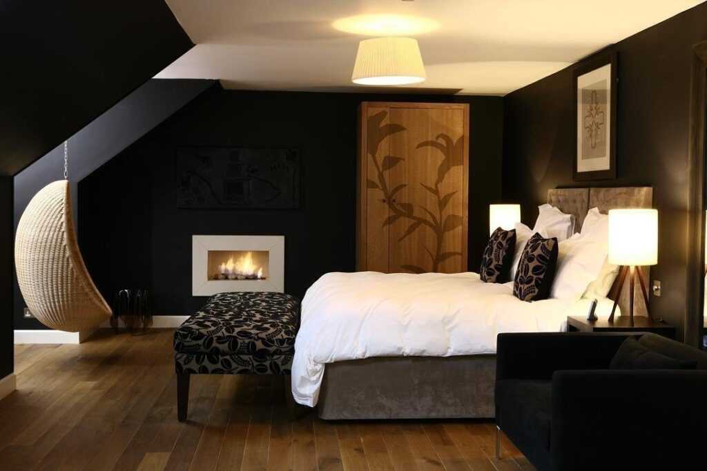 Глянцевые спальни (35 фото): модульная мебель белого и черного цветов, гарнитур с подвесными стенками, красивые примеры интерьера