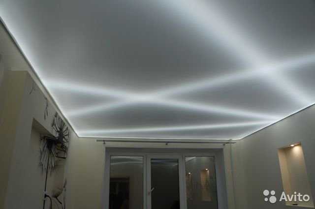 Световые линии на натяжном потолке: как делают потолки с парящими светящимися полосами