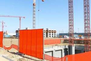 Защитные ограждения на стройплощадке: зачем они нужны