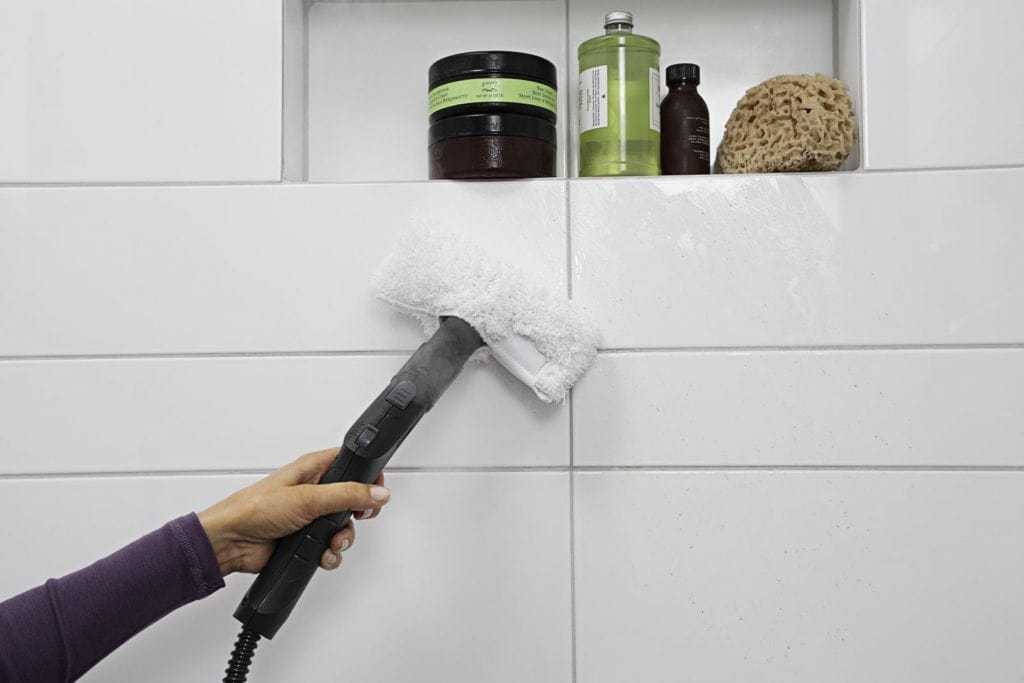 Как мыть натяжные потолки? 28 фото: как ухаживать, правила мытья в домашних условиях без разводов и особенности выборы средств для чистки