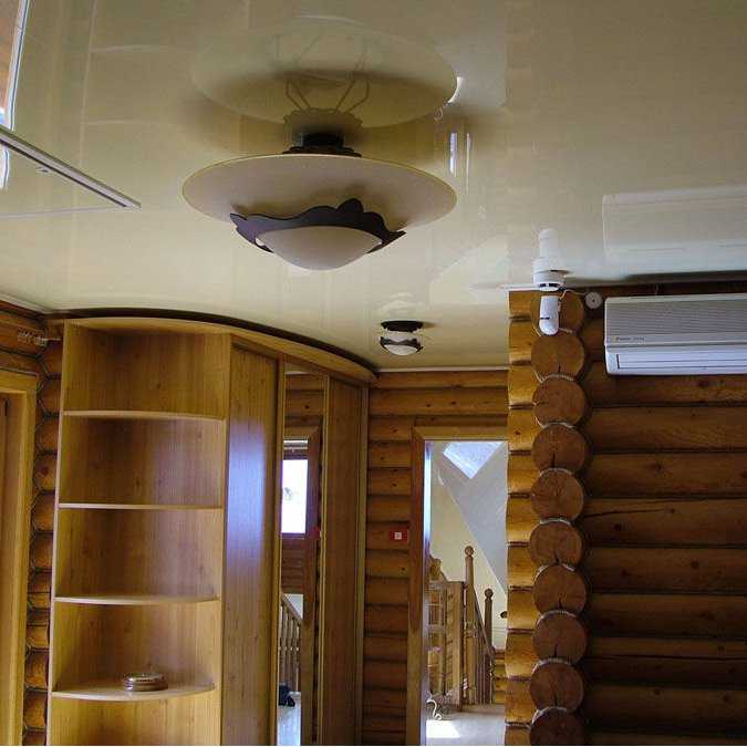 Натяжные потолки в деревянном доме: преимущества и недостатки, выбор и монтаж конструкции