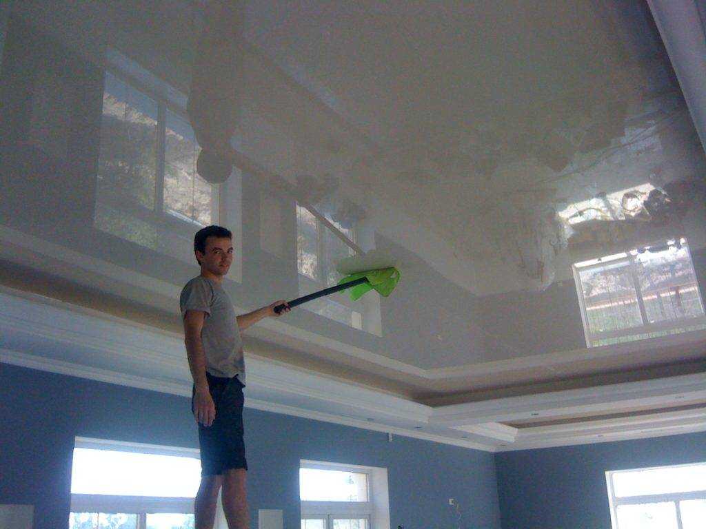 Как мыть натяжной потолок глянцевый - как правильно ухаживать, моющие средства