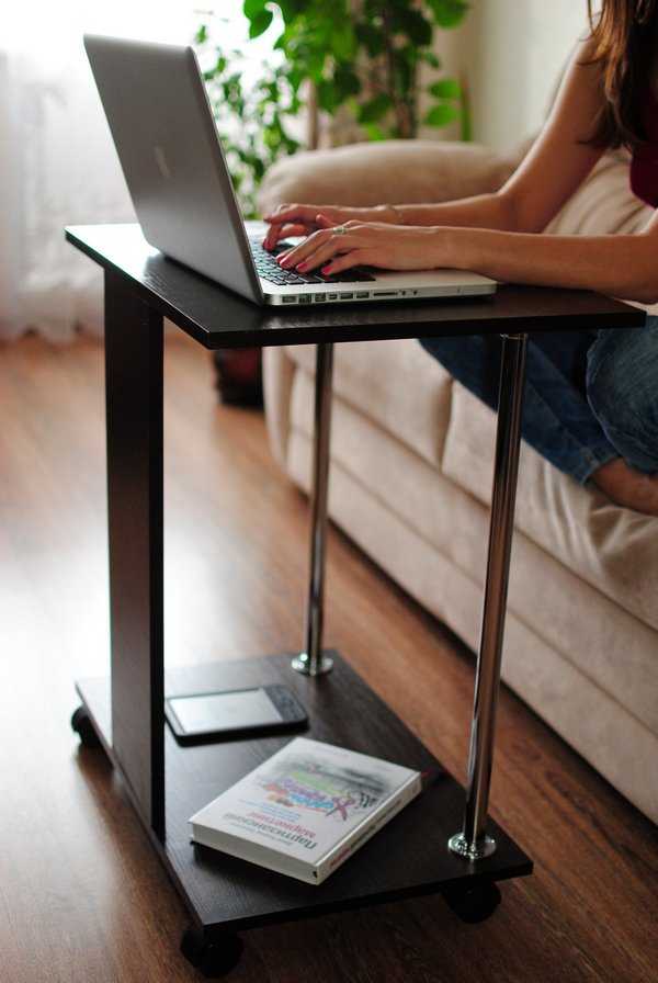 Столик для ноутбука (69 фото): компьютерный компактный стол-трансформер и модель-подставка, стеклянный приставной и маленький с ящиками