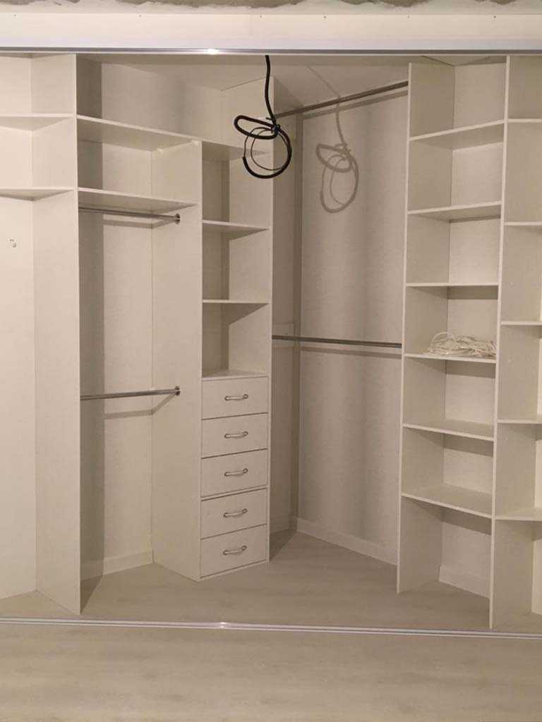 Гардеробные шкафы-купе: металлические, для одежды, двухсекционные, дизайн-проекты, расположение, фурнитура, каркас, в детскую комнату, в офис, глубина