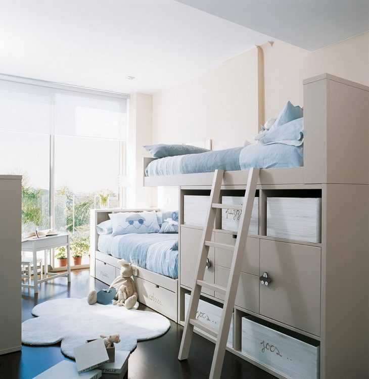 Двухъярусная кровать – идеальное решение для небольшой комнаты На рынке можно найти низкие двухэтажные модели со складной лестницей и комодом, шкафом и другими аксессуарами Как выбрать модель в детскую комнату