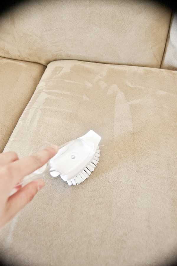 Средства для чистки диванов в домашних условиях: народные средства. чем помыть диван из ткани от грязи? как отстирать подлокотники и обивку?