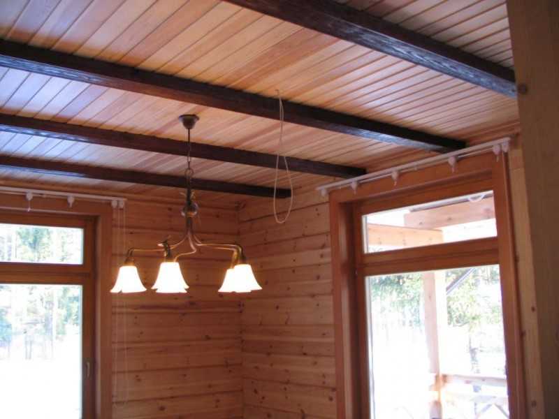 Натяжные потолки в деревянном доме: отзывы и особенности эксплуатации
