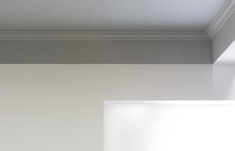 Полиуретановый плинтус для потолка: новое решение