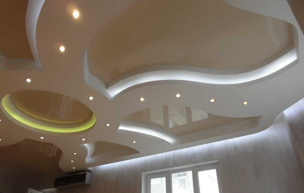 Красивый потолок из гипсокартона в зале (подвесной, двухуровневый, фигурный, с подсветкой) + 80 фото