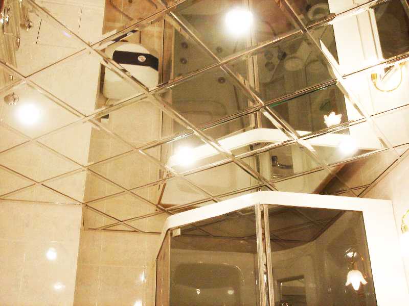 Делаем зеркальный потолок в ванной комнате своими руками