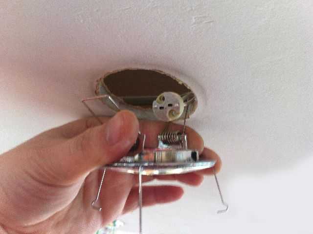 Как менять лампочки в натяжном потолке — как поменять светодиодную потолочную лампочку, как заменить, замена