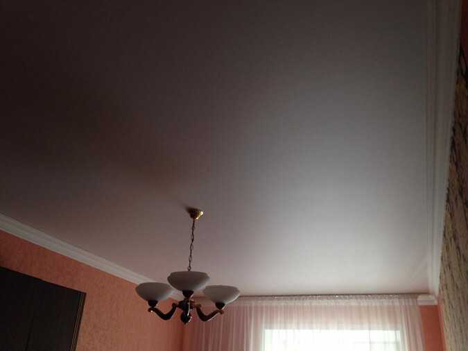 Какой натяжной потолок лучше: матовый или глянцевый?