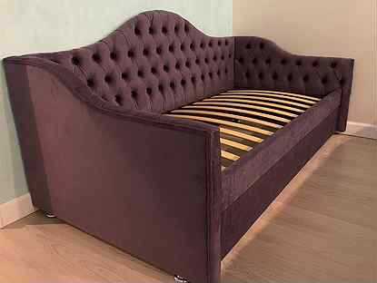 Кровати с тремя спинками (16 фото): элитная боковая мебель, варианты с мягкими спинками с нескольких сторон