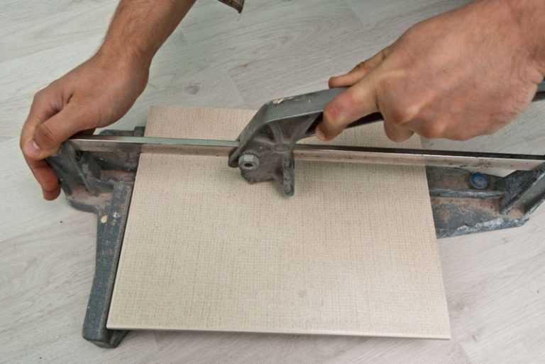 Как правильно резать плитку: технология работы, использование плиткореза, резка подручными средствами