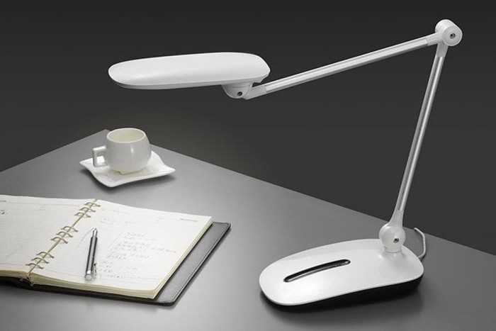 Настольная лампа (128 фото): белые модели дневного света и декоративные хрустальные, беспроводные на батарейках и с диммером