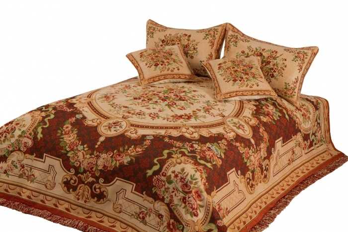 Гобеленовые покрывала на диван или кровать: описание и особенности
