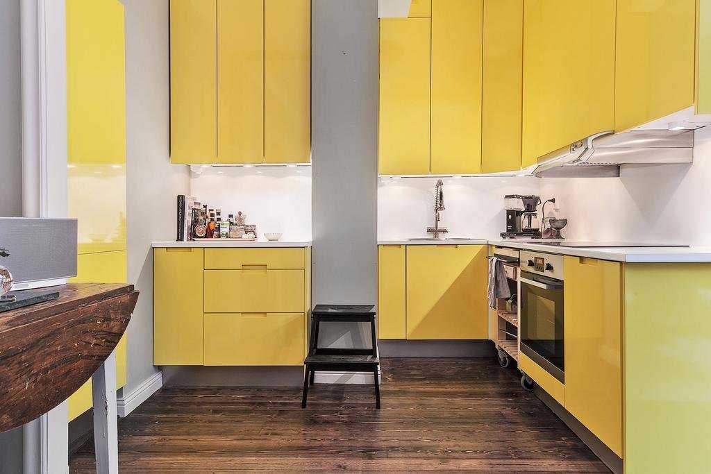 Желтые диваны (73 фото): примеры в интерьере. угловые и диваны-кровати, маленькие и раскладные, модели серо-, сине- и черно-желтого цвета